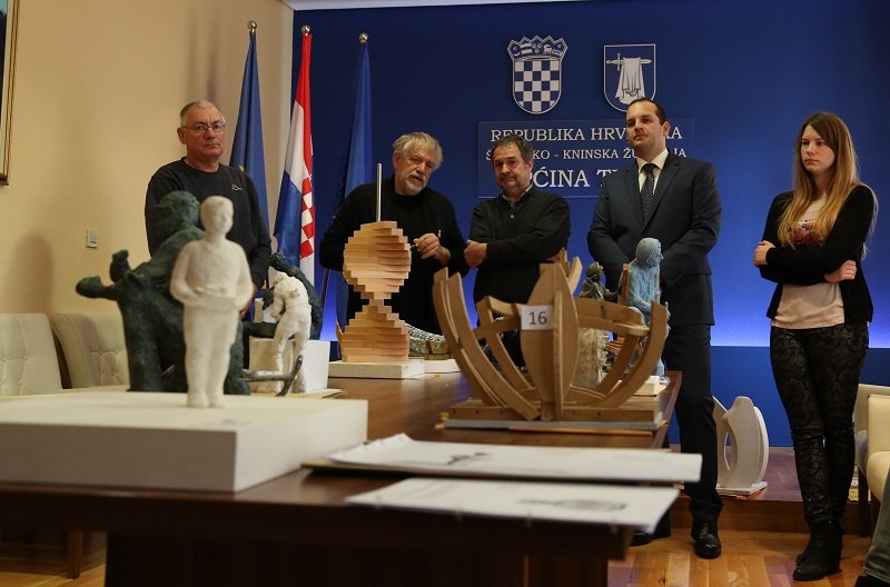 Povjerenstvo Općine Tisno na današnjoj konferenciji za novinare: Ljubomir Fržop, Ive Šimat Banov, Kažimir Hraste, Ivan Klarin i Kate Šikić-Čibrić (Foto Rudinapress/H. Pavić)
