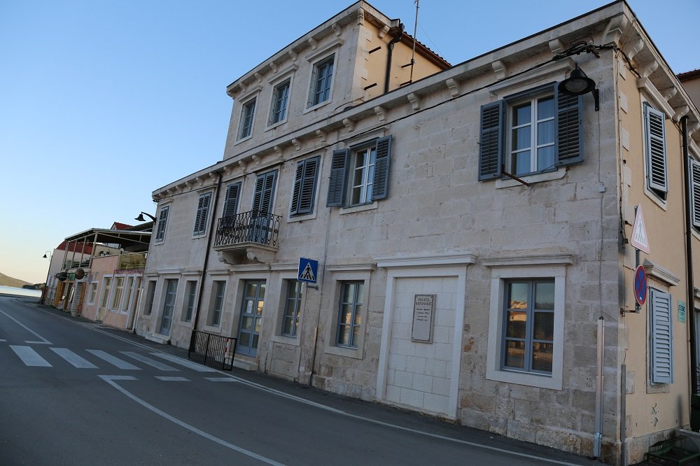 Featured image for “Tisno žrtvuje knjižnicu za spas Fine”