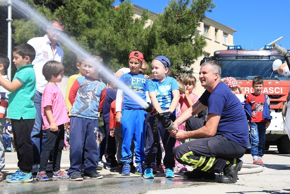 Featured image for “FOTOGALERIJA: Dječji vrtići na vatrogasnoj vježbi DVD-a Tisno”