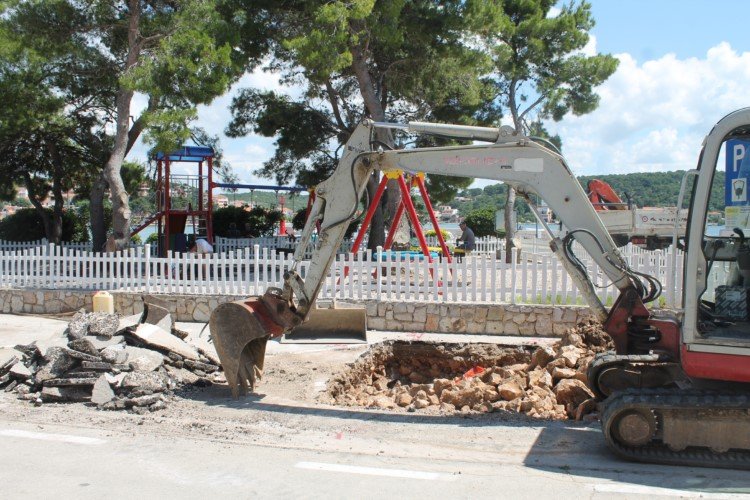 Featured image for “Djecu nitko ništa nije pitao: Na igralištu na Ratu niče – trafostanica!”