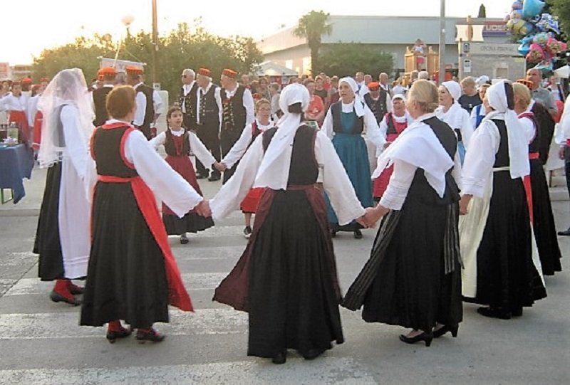 Featured image for “Nagrada KUU Bezdan i Editi Čubrić iz Pirovca za izvedbu tradicijske svadbe”