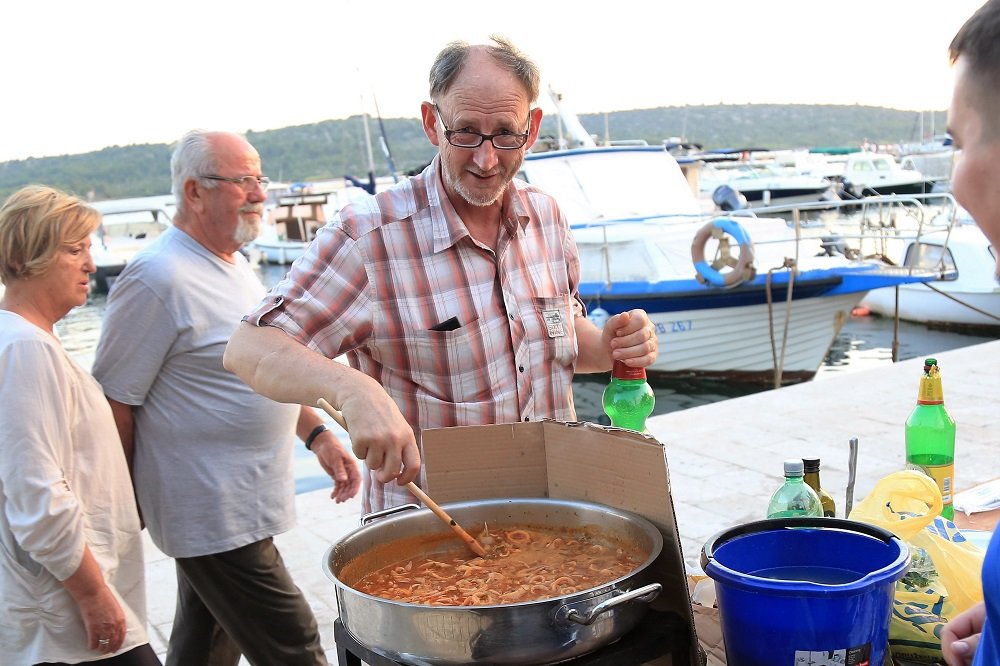 Maestro Dino Obratov s kuhačom (Foto: Rudinapress/H. pavić)