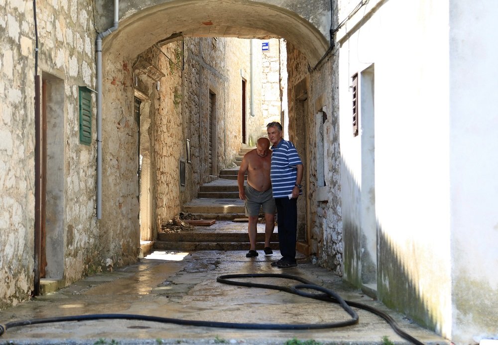 Ante Fulgosi nadgleda čišćenje ulice (Foto: Rudinapress/H. Pavić)