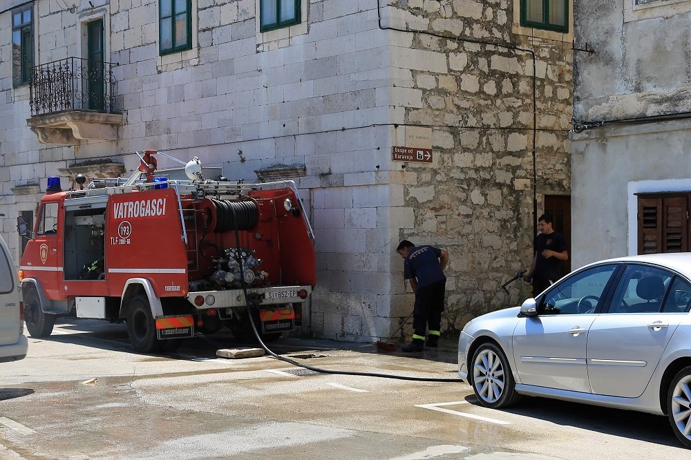 Featured image for “Problemi s kanalizacijom na Ratu ili kako su Fulgosi 1953. sagradili prvi zahod u Tisnom”