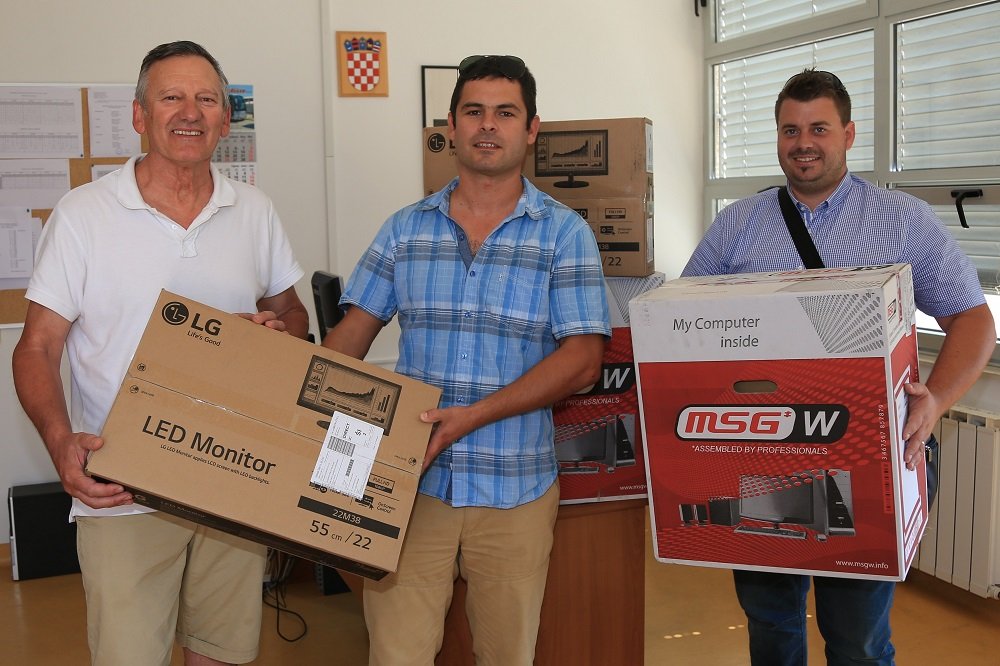 Featured image for “Murterskoj školi uručena dva nova računala – za normalno odvijanje informatičke nastave fali ih još devet”