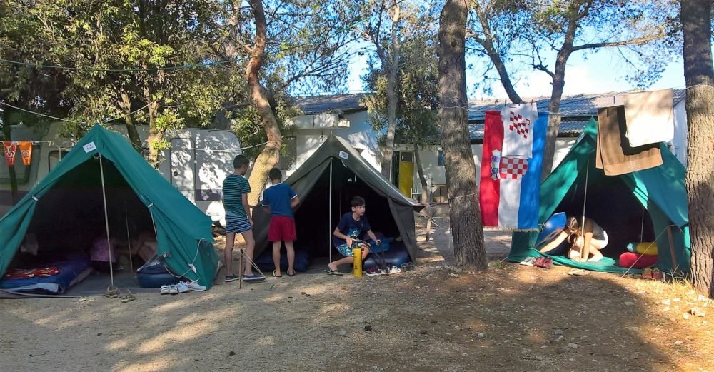Uređivanje šatora (Foto: Rudinapress/Sanja Henjak)