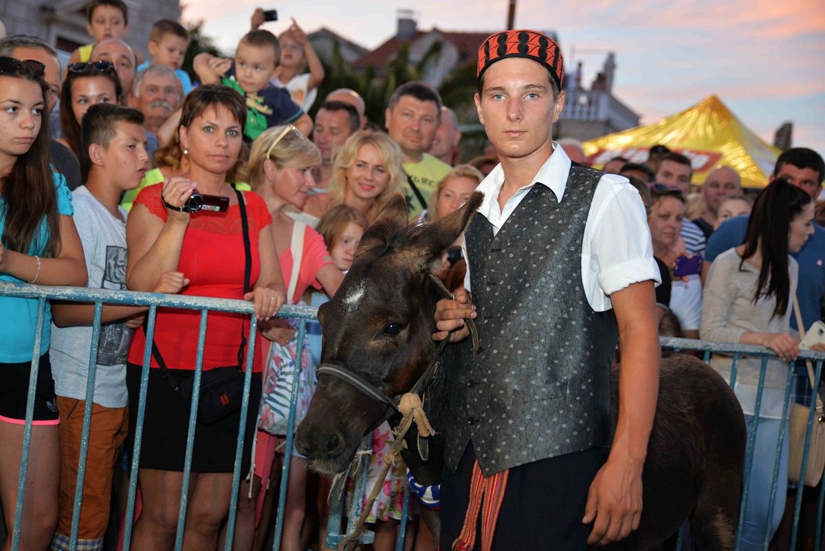 Ima li tko ljepši - Miško i Angelino Perkov)