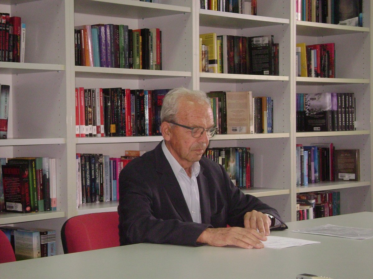 Fra Izak u Narodnoj knjižnici i čitaoici (Foto; Rudinapress/Mande Turčinov-Ježina)