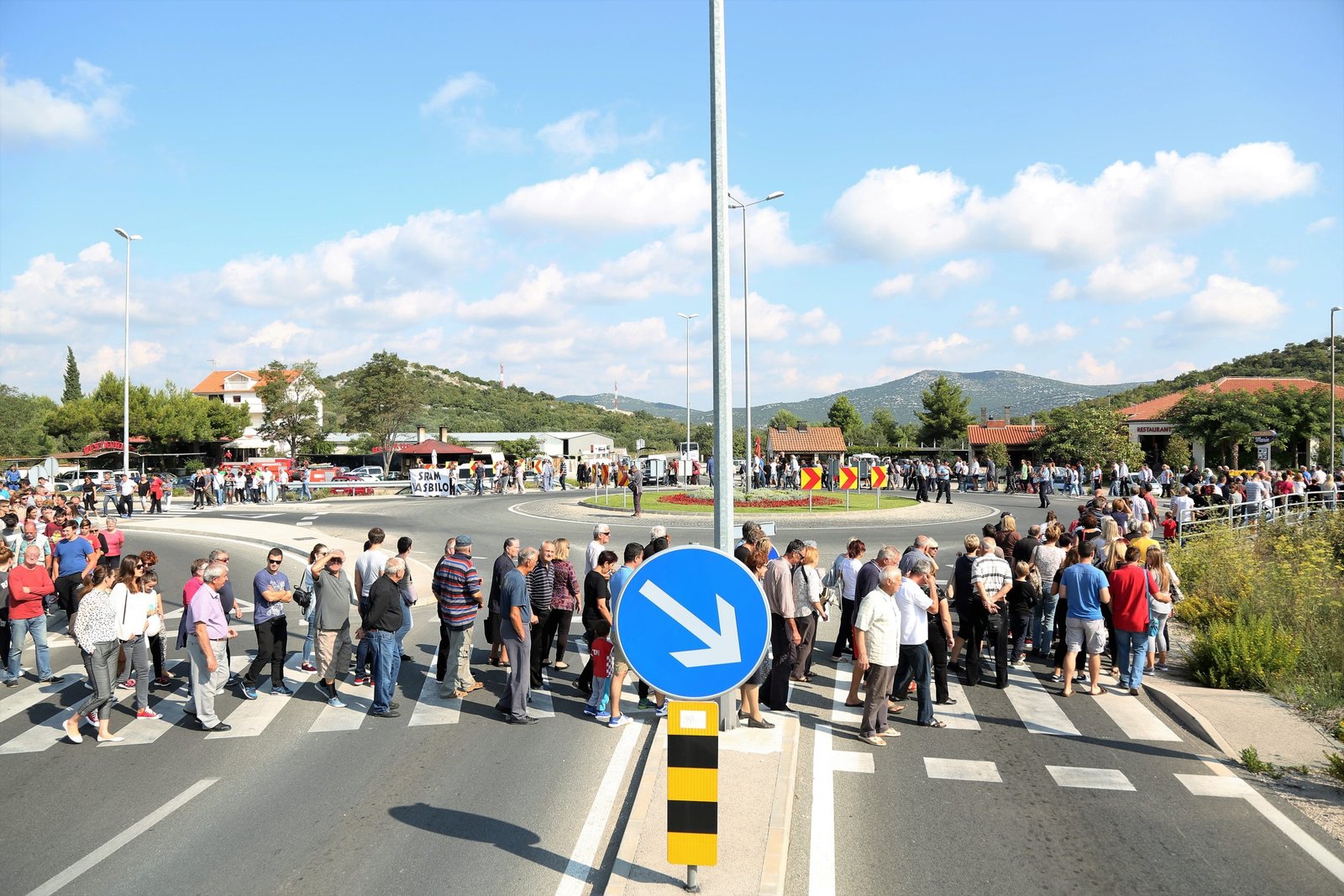 Featured image for “Blokada Jadranske magistrale zbog ukidanja hitne pomoći u Tisnom: ‘Nećemo popusti niti milimetra’”