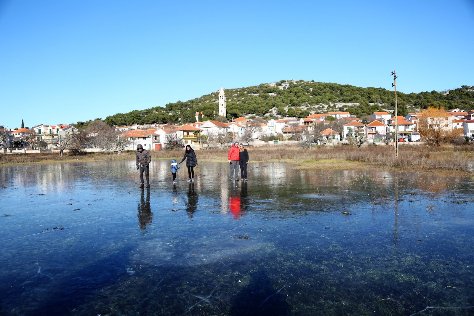 Featured image for “Led okovao Jezersku lokvu, Makirinu i Prosiku – Jezerani pohrlili na klizanje”