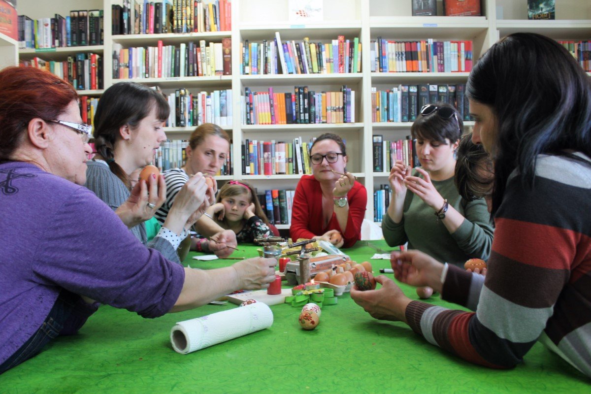 Featured image for “Veselje za velike i male: Održana kreativna radionica oslikavanja jaja voskom u tišnjanskoj knjižnici”