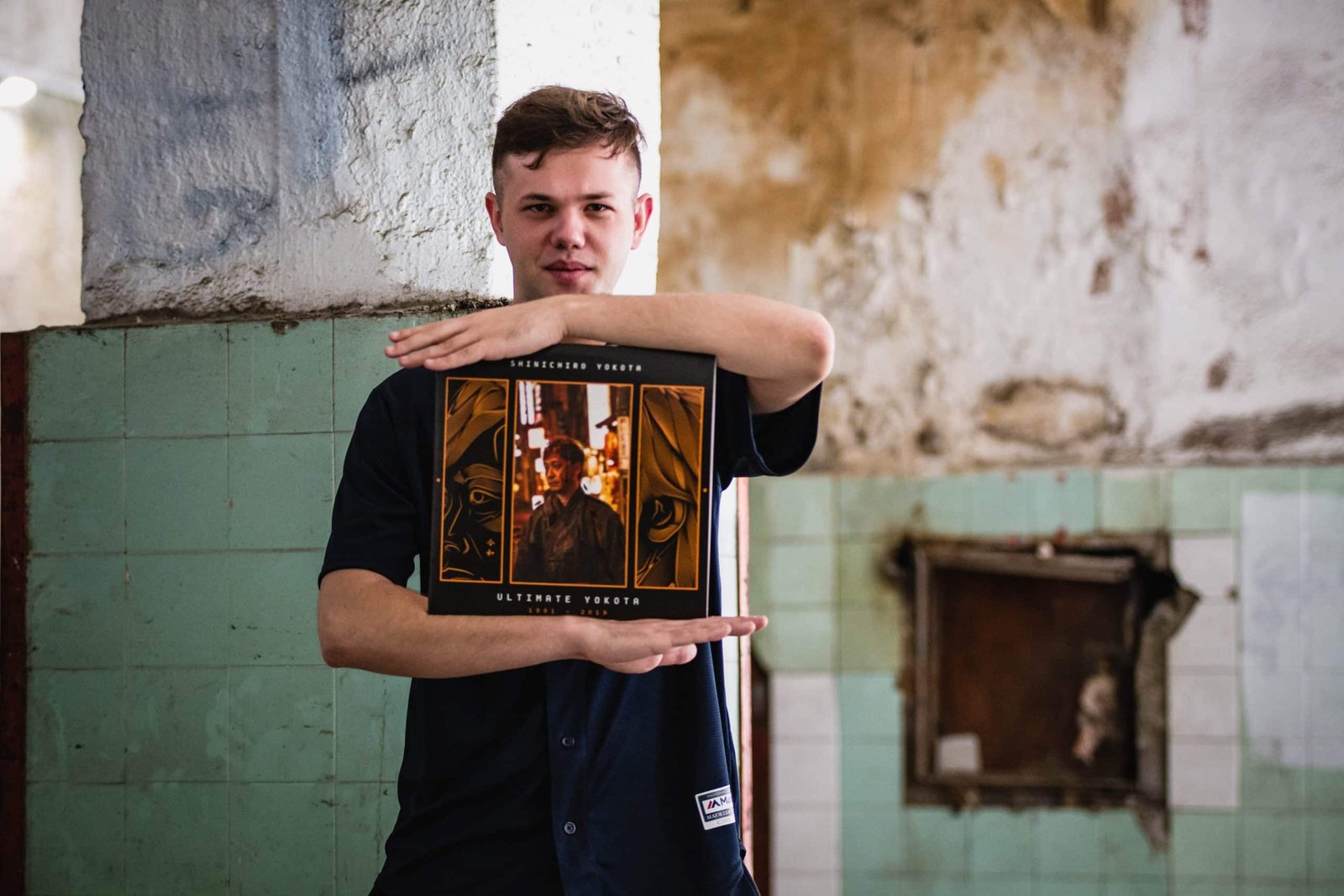 Featured image for “IZVOZ U JAPAN Vizualni identitet glazbenika Shinichira Yokote u rukama grafičara iz Tisnog”