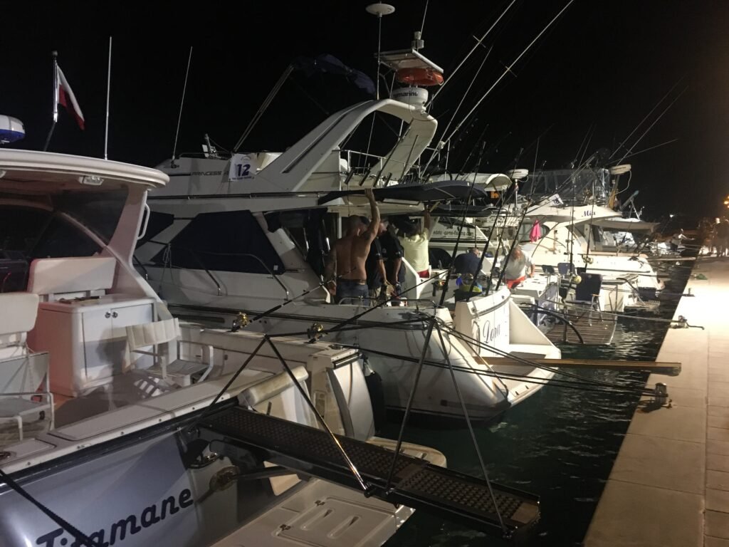 Tunolovci su Tišnjanima i njihovim gostima zauzvrat omogućili da razgledaju kakve će jahte moći kupiti ako nastave stajati u redovima pred kazanom umjesto da sjede po restoranima