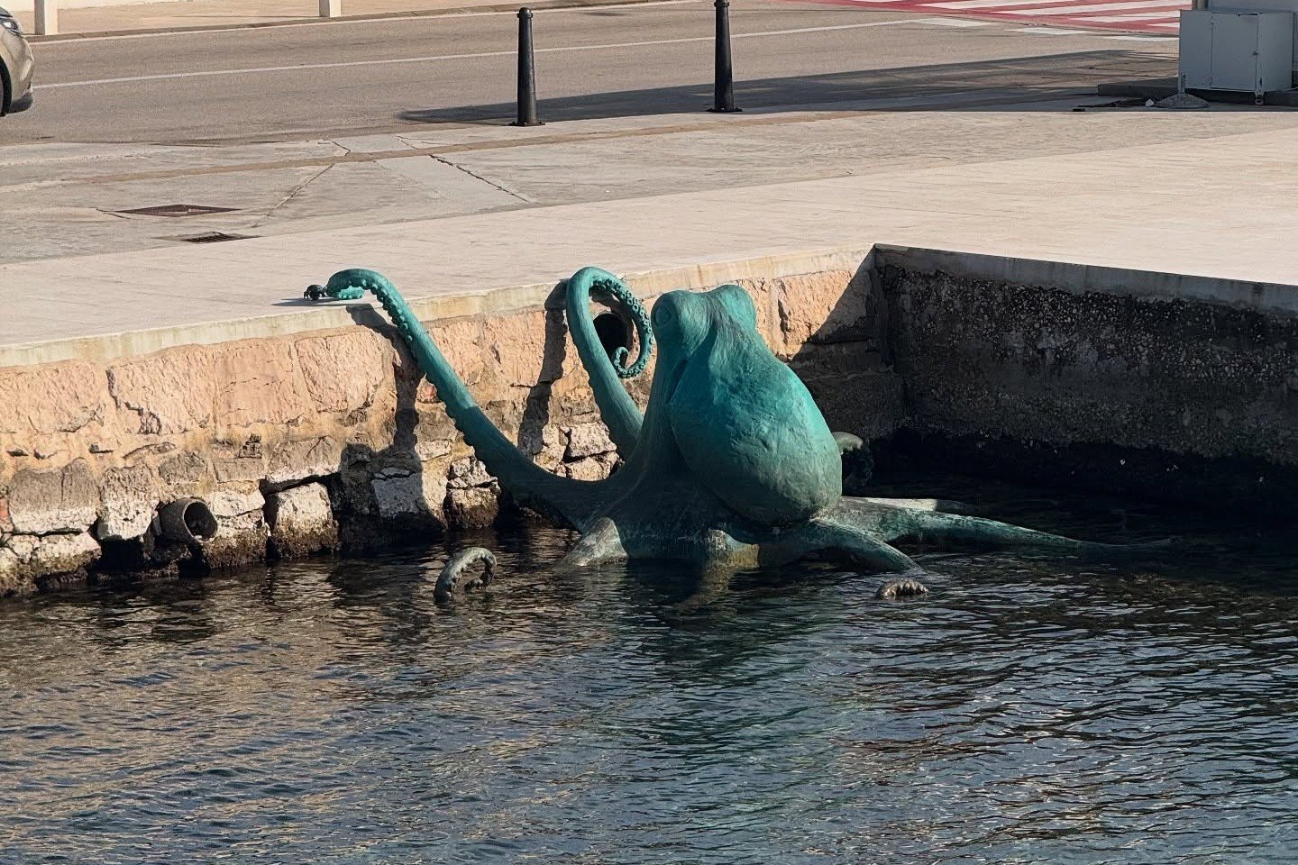 Featured image for “OMERTA Zaslužuje li hobotnica sto tisuća eura javnog novca i počasno mjesto u centru Tisnog?”