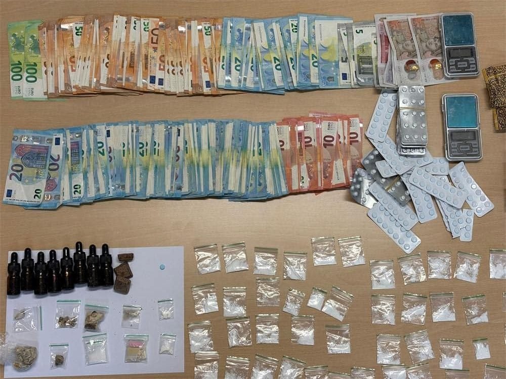 Featured image for “S hrpom droge i novca u Tisnom uhićena još dva britanska dilera”