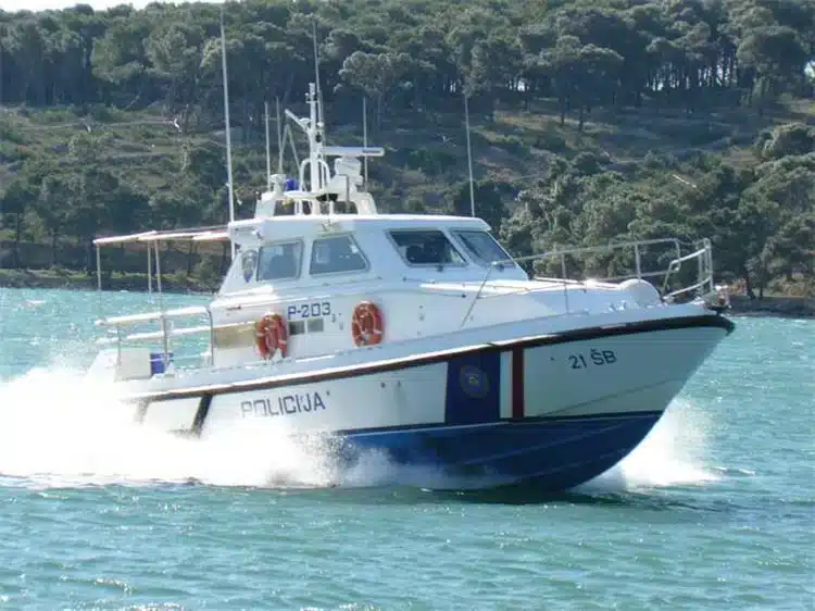 Featured image for “Policija kažnjava glisiranje u blizini obale – u sedam dana kaznu od 400 eura platilo 19 stranih i jedan hrvatski državljanin”