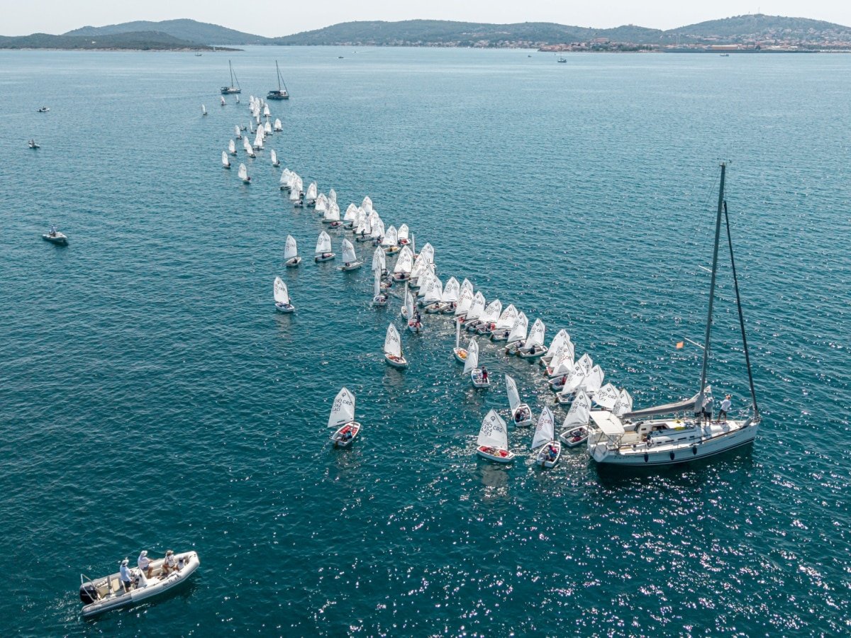 Featured image for “Pola stoljeća betinske regate Optimista i Ilka 4  –  96 natjecatelja iz 20 klubova prkoseći bonaci obilježilo dvostruki jedriličarki jubilej”