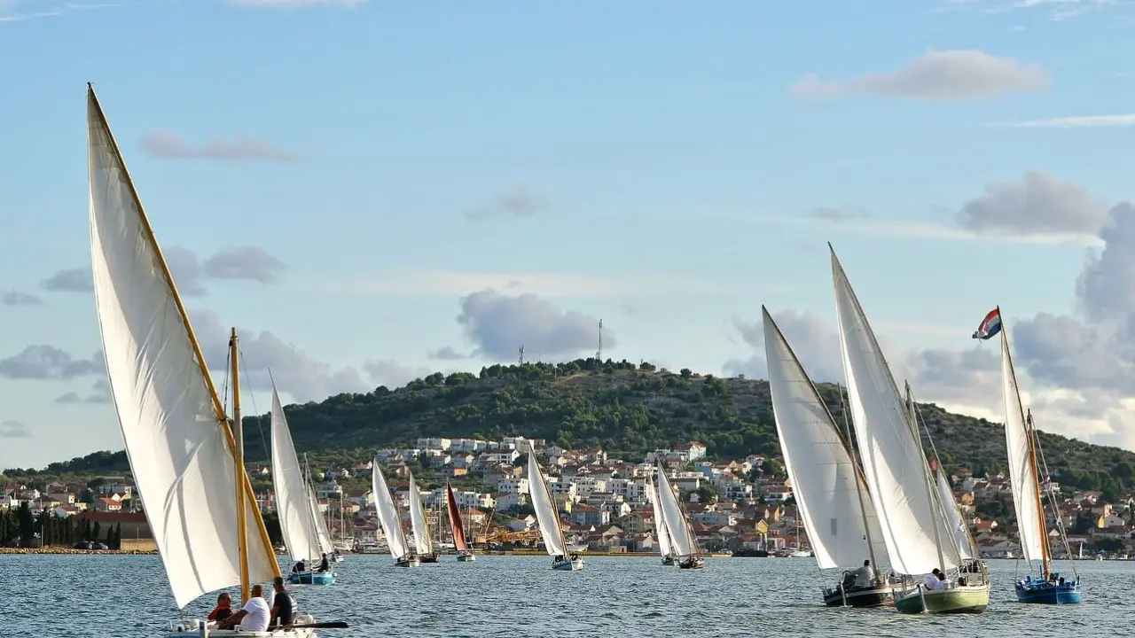 Featured image for “POČINJU 28. DANI LATINSKOG IDRA Veslačka regata i koncert Jasne Zlokić za Malu Gospu na murterskoj Rudini”