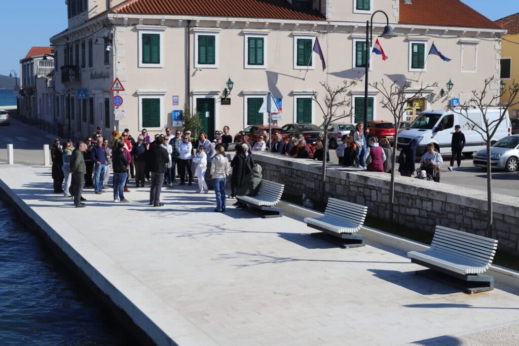 Čorkalo je turiste okupio u 16 sati kod mosta (Foto: Rudinapress/H. Pavić)