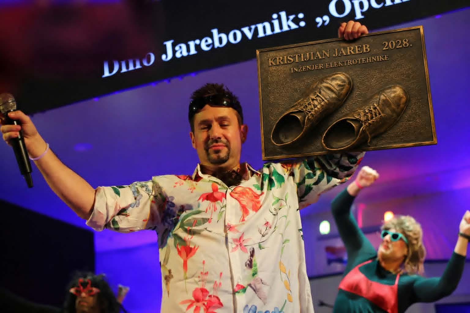 Featured image for “JAVNO SAMOZADOVOLJANJE POSEBNIH POTREBA U KULTURI Umjetnik koji je znamenite Tišnjane portretirao kao likove iz “Cipelića” je Kristijan Jareb – kad plati troškove i štetu načelnik će moći brončane cipele odnijeti doma”